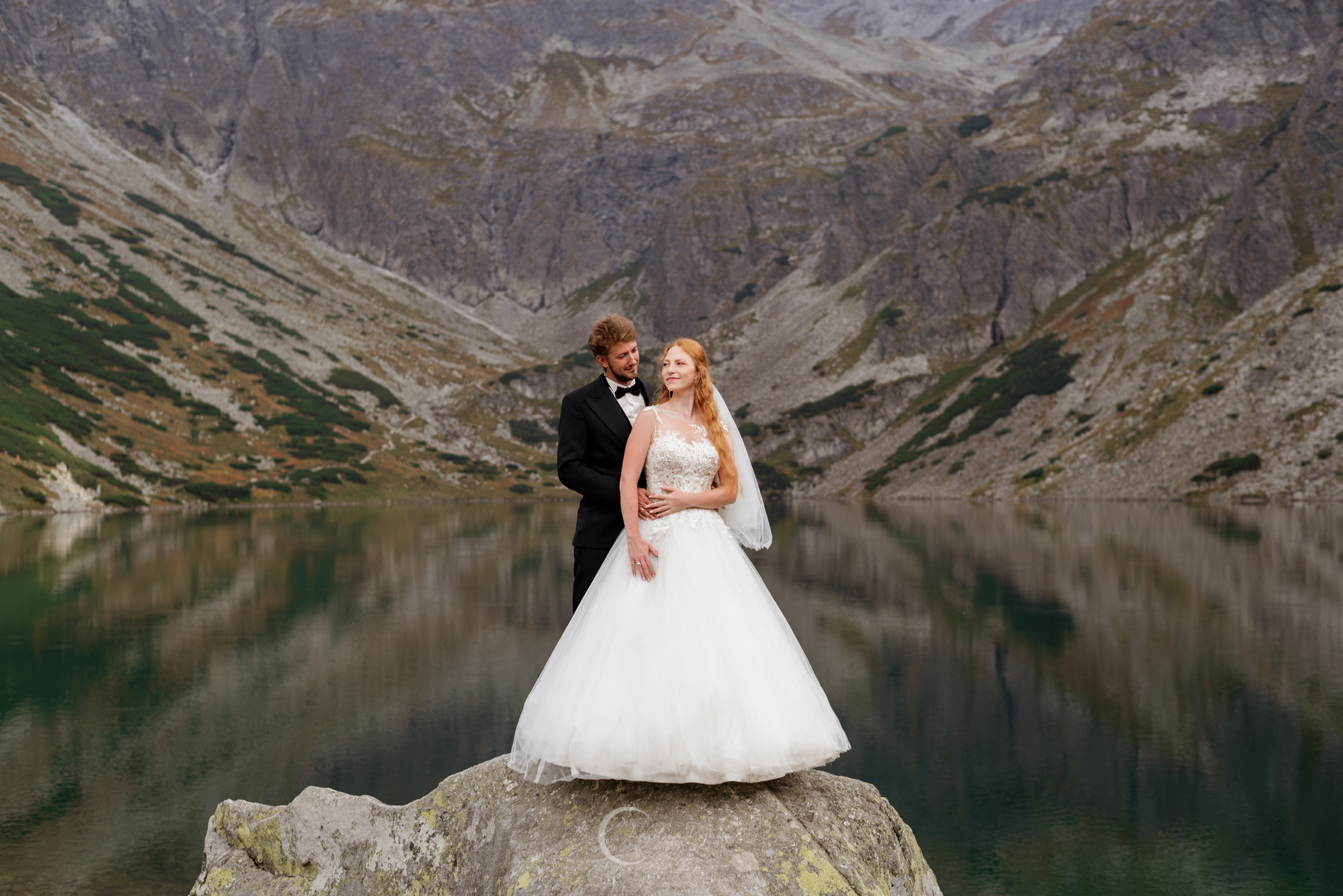 Aleksandra i Bartek Para Młoda na kamieniu Czarny Staw Gąsienicowy Tatry