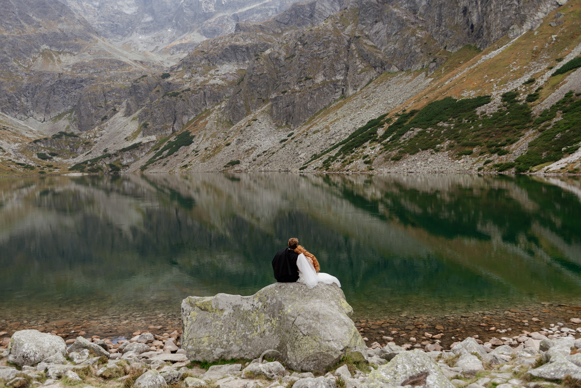 zakochana-mloda-para-czarny-staw-gasienicowy-tatry